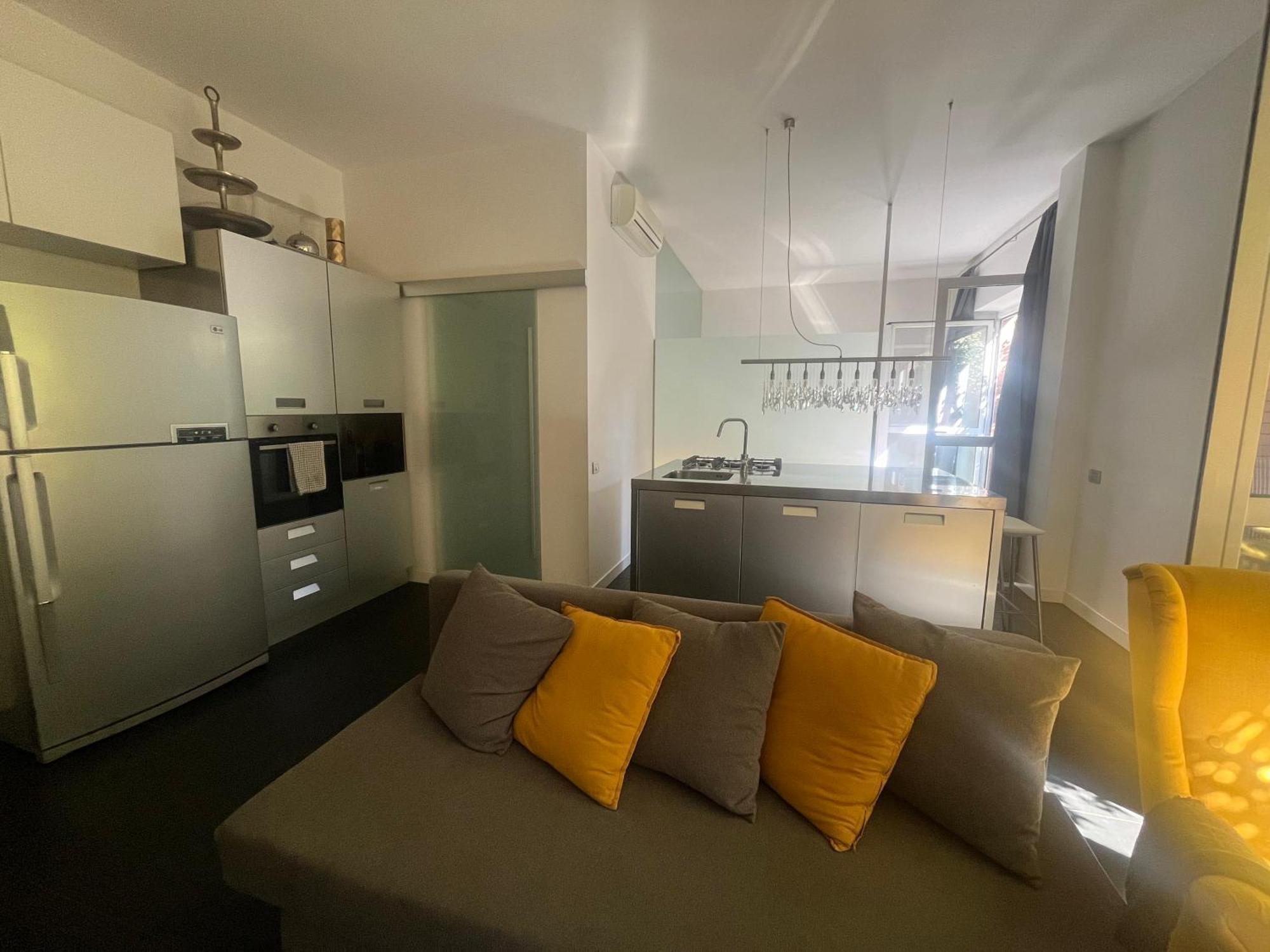 Sunny Design Loft In Apartment