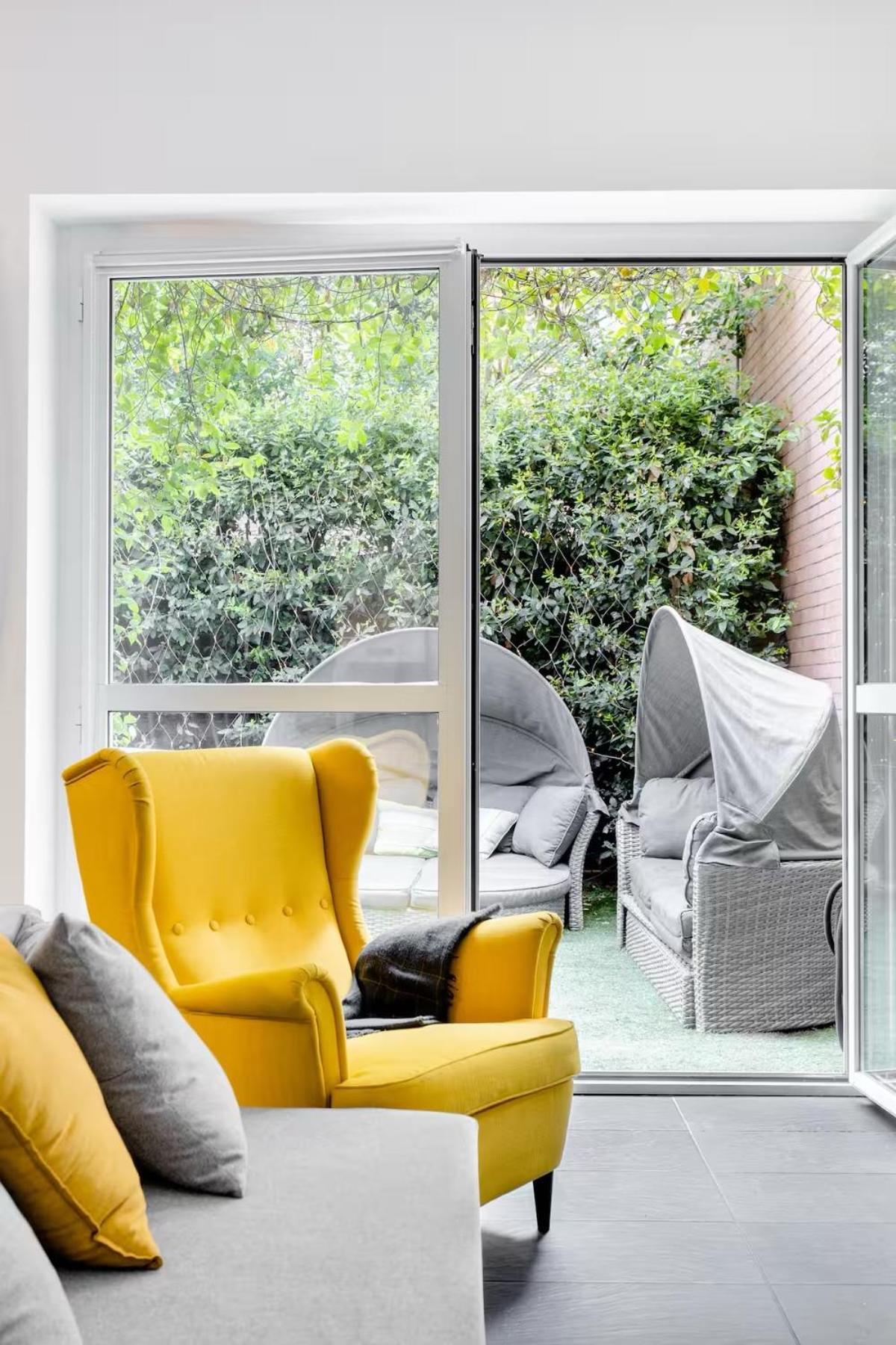 Sunny Design Loft In Apartment